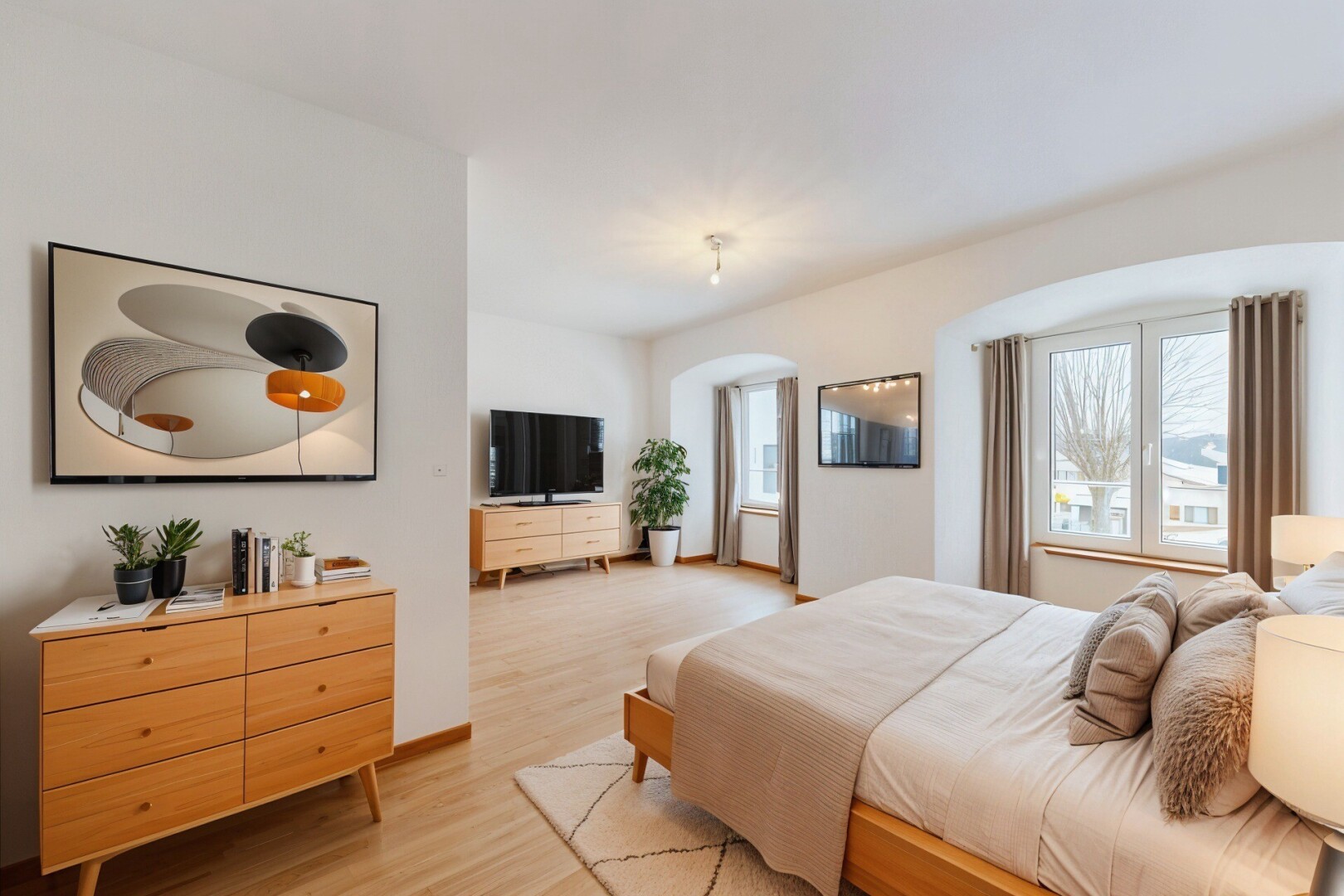 chambre avec lumière naturelle, passages en arc, télévision, cloison sèche, et sol en finition bois