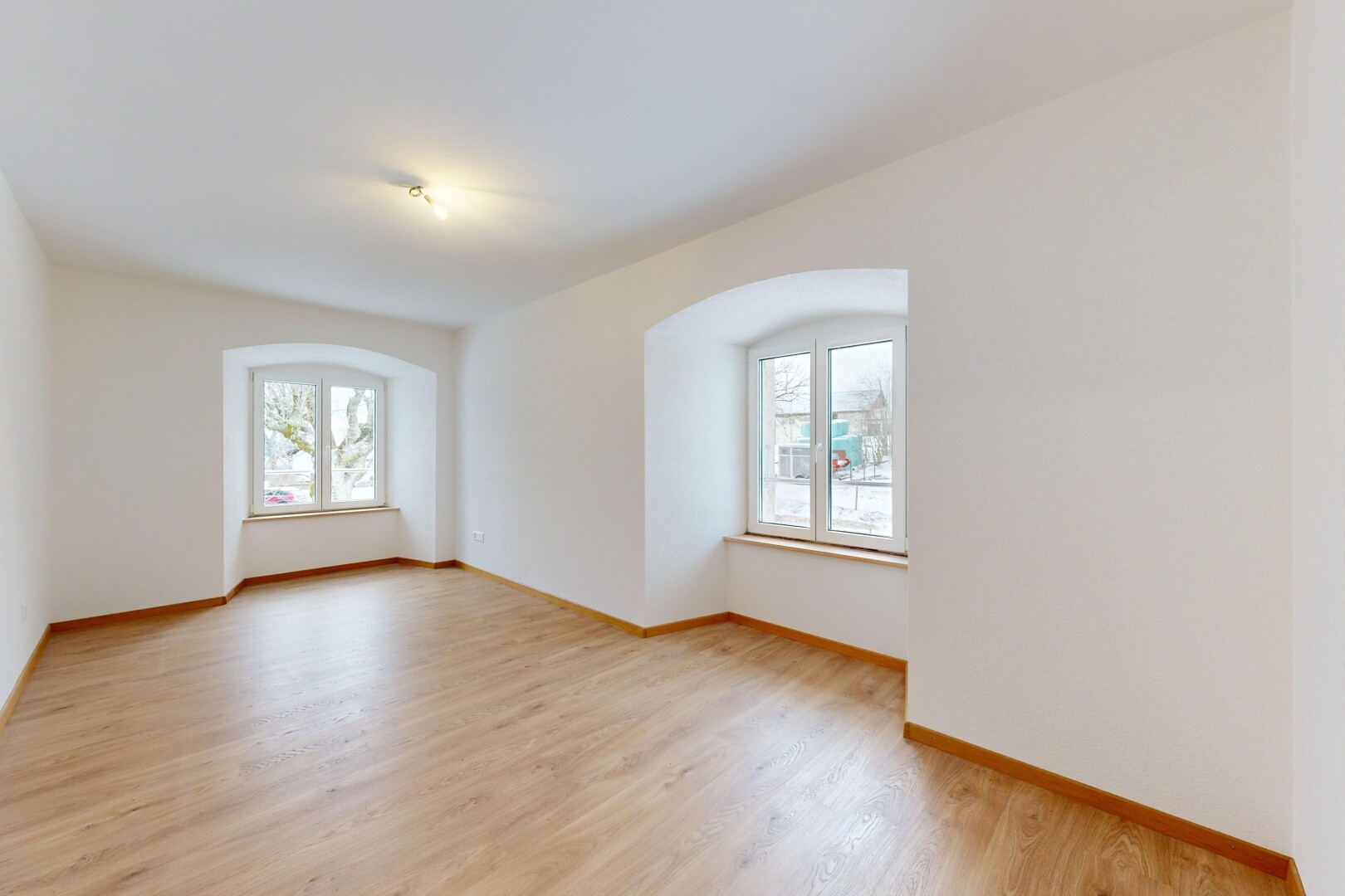 pièce vide avec lumière naturelle et plancher de bois