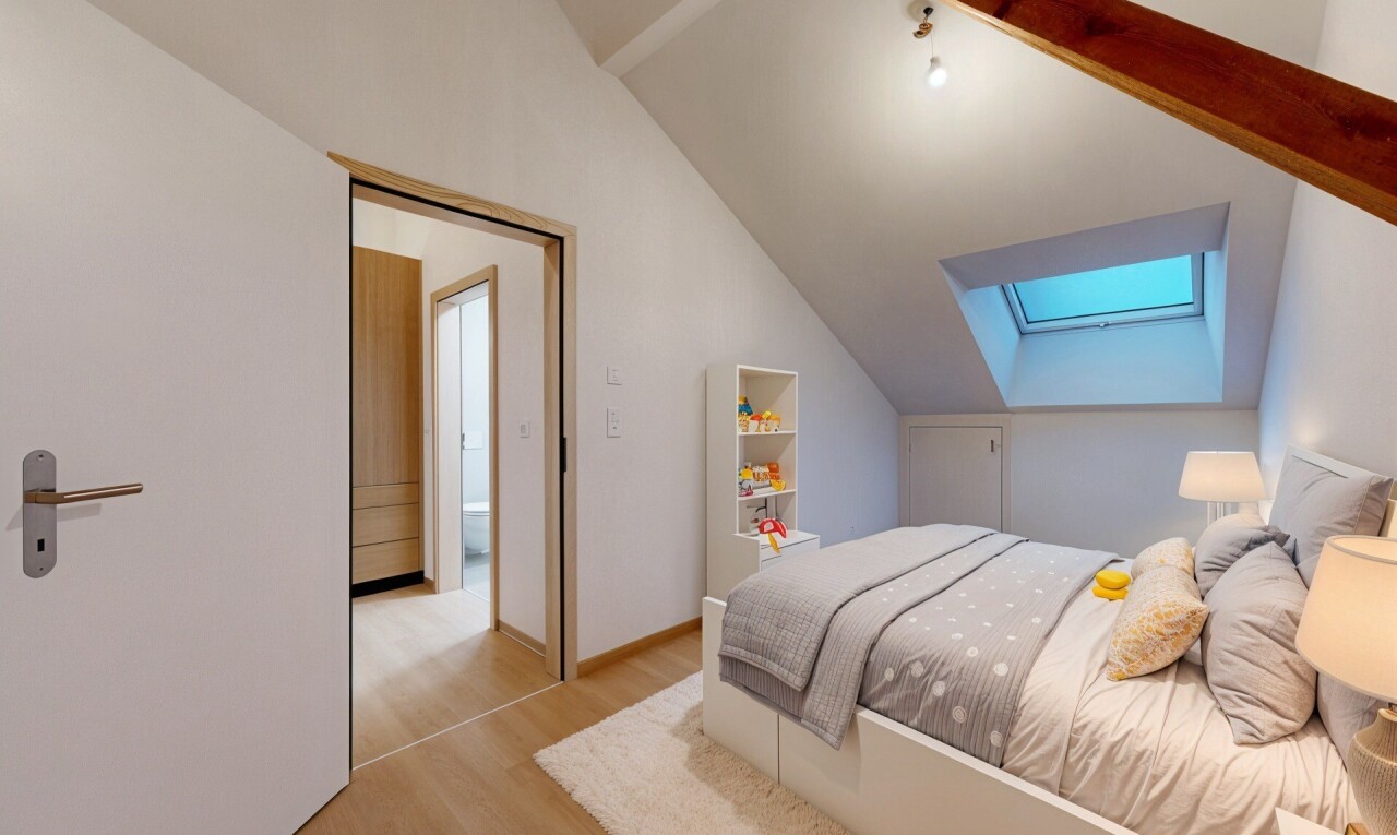 chambre avec puits de lumière, plafond voûté, vaulted ceiling, sol en finition bois, et wood finish floor