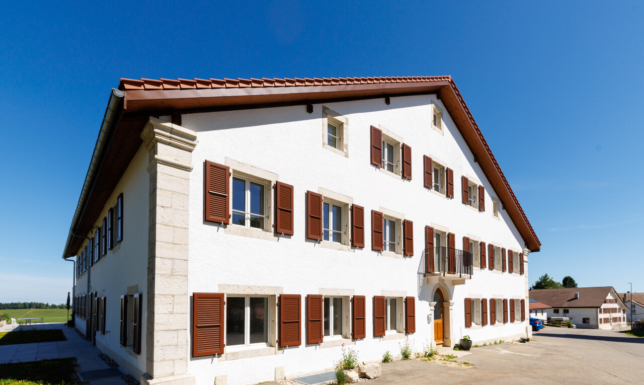 façade avec day time et bardage en stuc