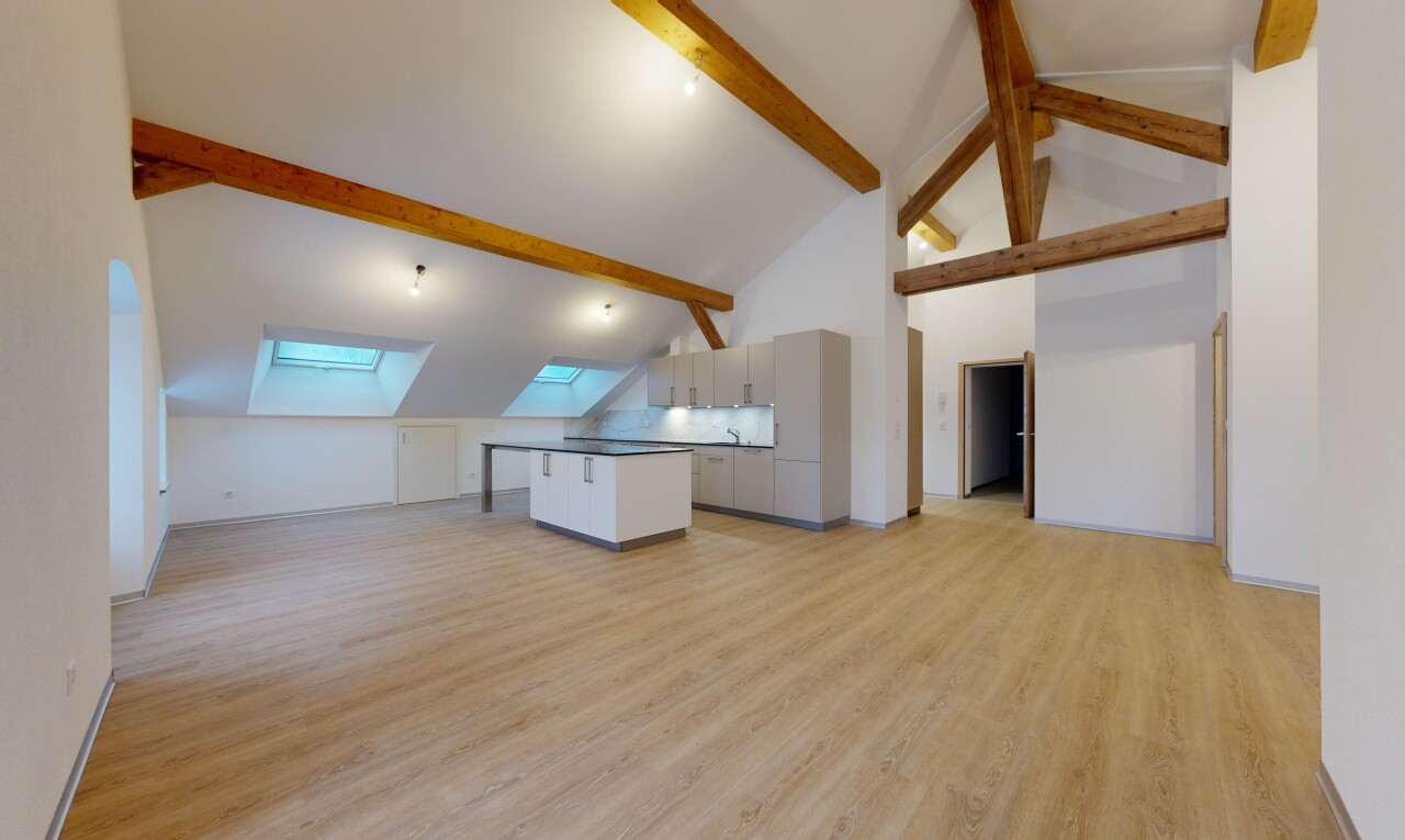 espace intérieur avec lucarne, haut plafond, plancher de bois, poutres apparentes, et plafond voûté