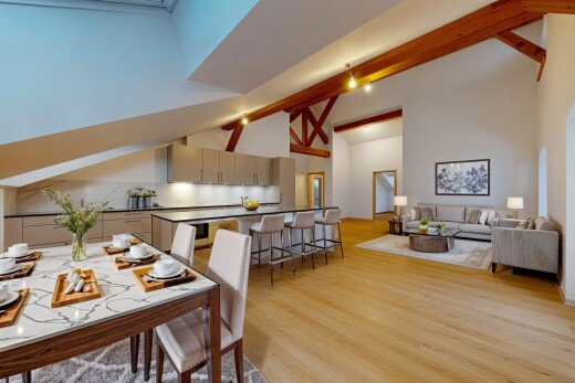 wohn- / esszimmer mit dachschräge, vaulted ceiling, inside property, gipskartonwand, und drywall