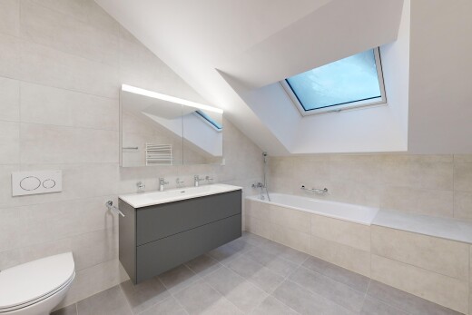 salle de bains avec plafond voûté, toilettes, baignoire, et miroir