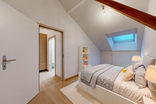 chambre avec puits de lumière, plafond voûté, vaulted ceiling, sol en finition bois, et wood finish floor