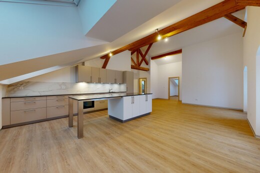 küche mit dachschräge, küchenrückwand beim herd, arbeitsplatten, balkendecke, und hohe decke