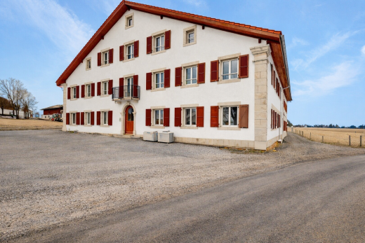 façade avec day time, aire de stationnement, et bardage en stuc