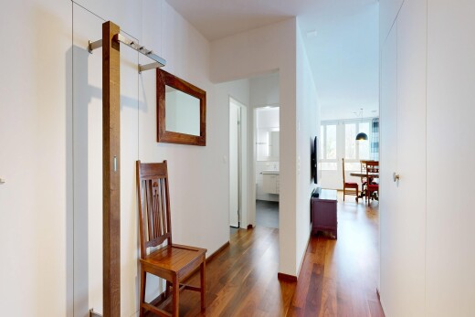 halle / korridor mit natürliches licht, natural light, inside property, holzfußboden, und wood finish floor