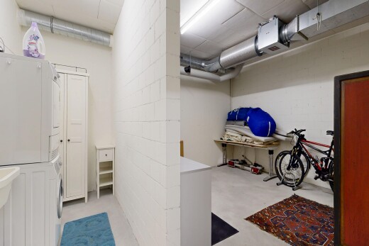 wäschekammer mit waschturm, light floor, inside property, betonboden, und concrete floor