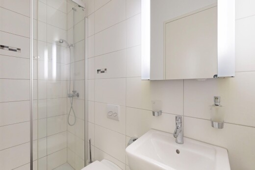 bad mit spiegel, dusche, waschbecken, komplettes badezimmer, und inside property