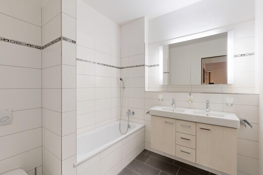 bad mit doppelwaschtisch, dark floor, komplettes badezimmer, fliesenwand, und tile wall