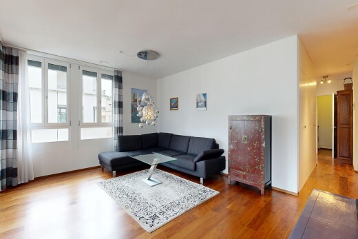 wohnzimmer mit wood finish floor, holzfußboden, inside property, drywall, und gipskartonwand