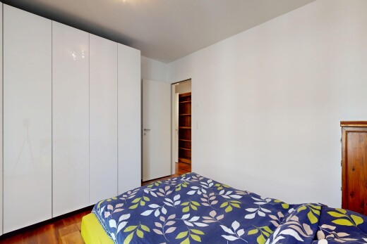 zimmer / schlafzimmer mit inside property, wood finish floor, holzfußboden, drywall, und gipskartonwand