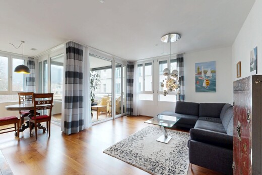 wohn- / esszimmer mit gipskartonwand, drywall, inside community, natürliches licht, und natural light