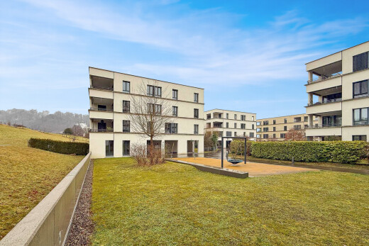 außenansicht mit from community, blick auf wohnanlage, apartment complex view, day time, und zaun