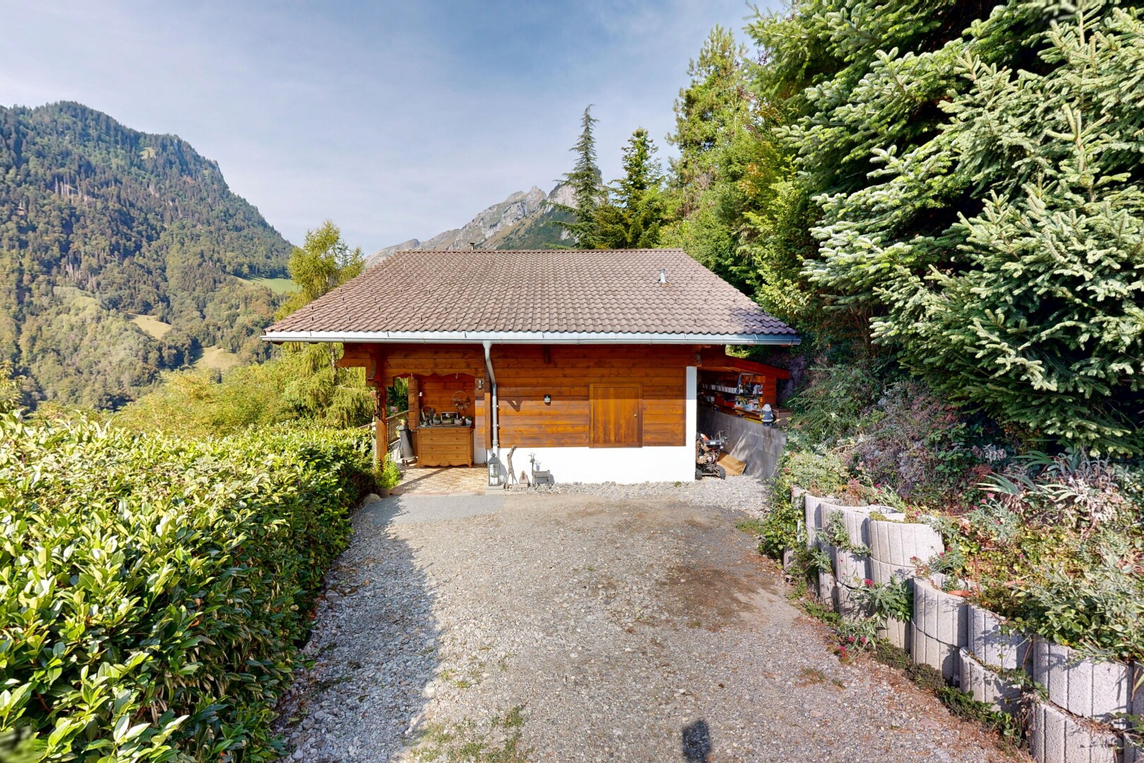 façade avec property visible, mountain view, vue sur la montagne, day time, et aire de stationnement