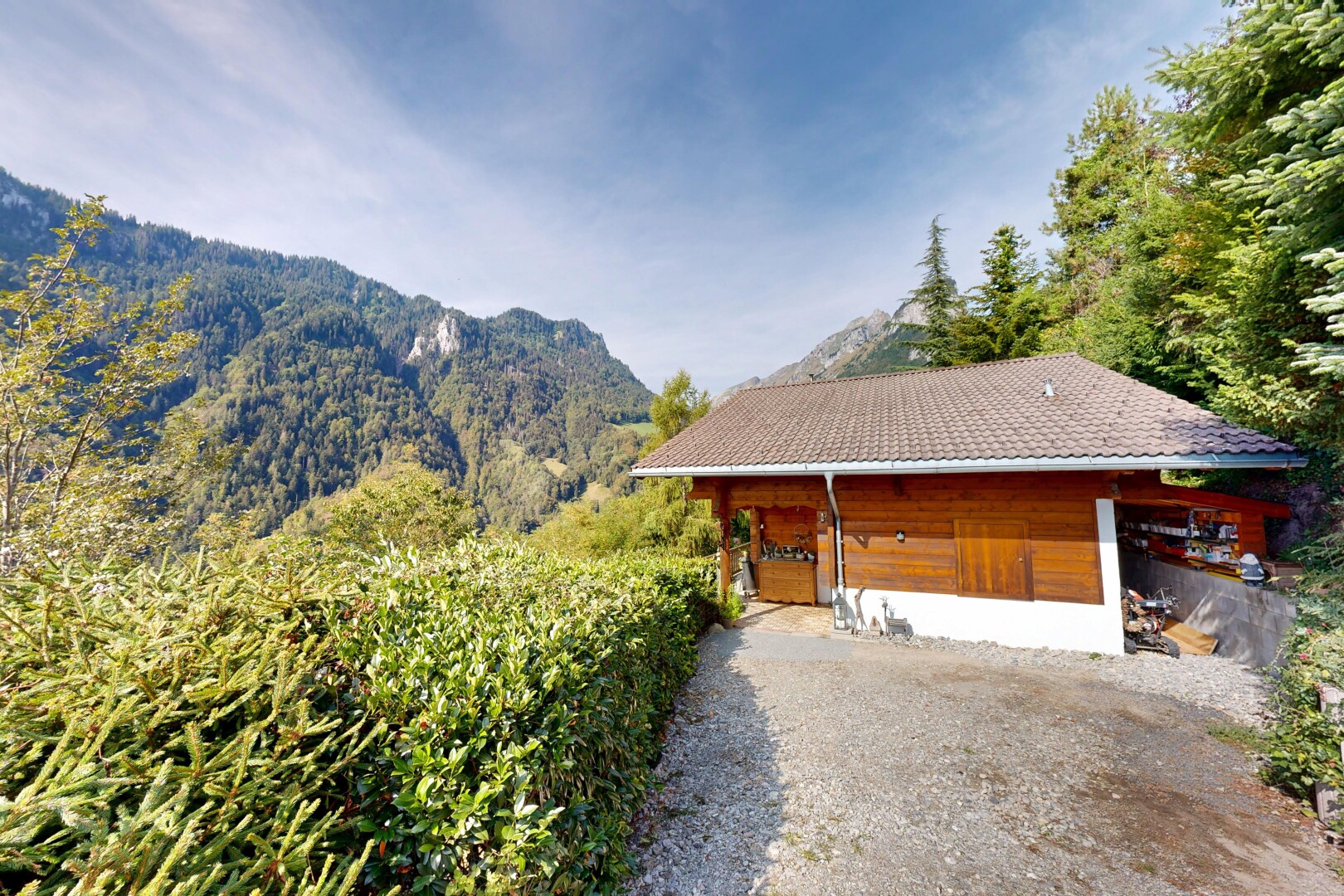 façade avec vue sur la montagne, mountain view, property visible, day time, et bardage horizontal