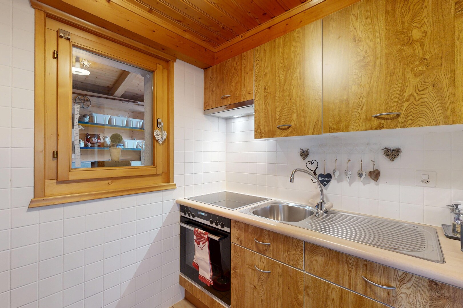 cuisine avec light countertops, plans de travail, medium brown cabinets, armoires marron moyen, et backsplash