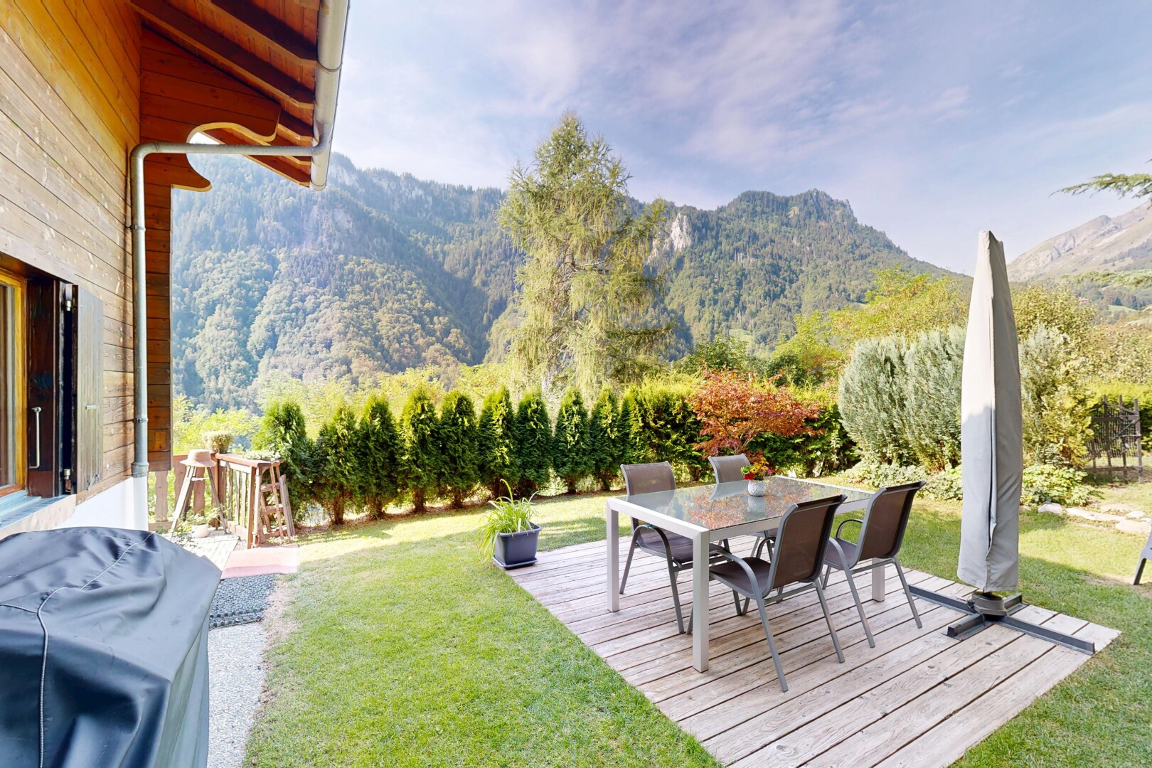 terrasse avec from property, mountain view, vue sur la montagne, pelouse, et view focus
