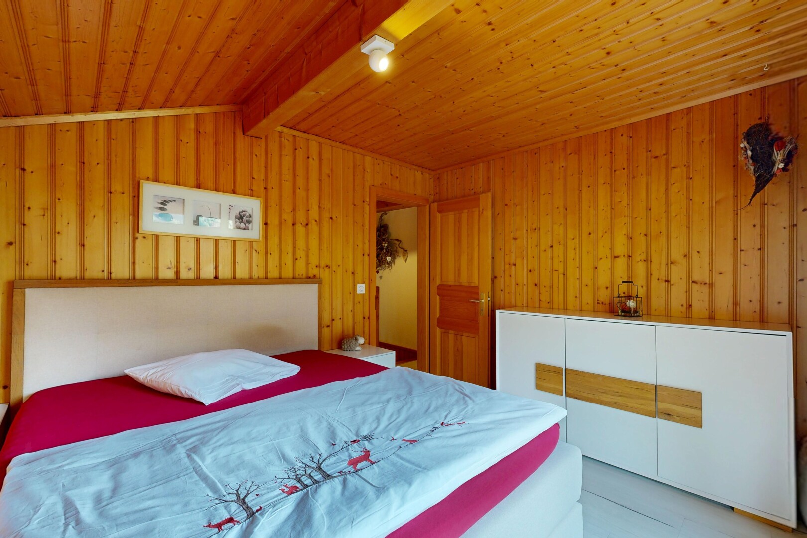 chambre avec mur en bois, wood wall, dated wood wall, high end ceiling, et plafond en bois