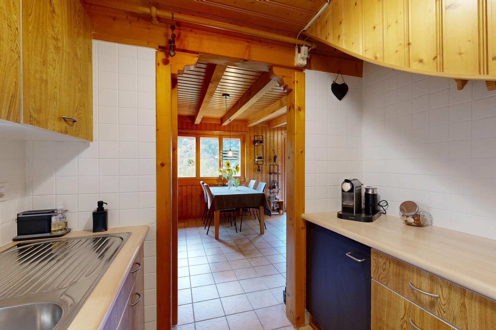 cuisine avec light countertops, plans de travail, backsplash, dosseret, et medium brown cabinets