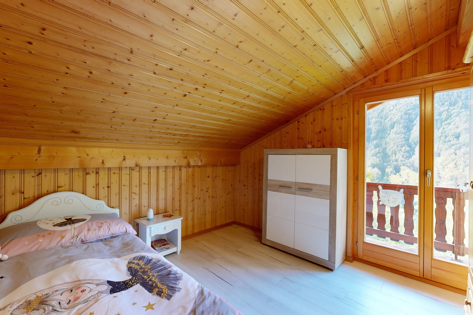 chambre avec vaulted ceiling, plafond voûté, wood wall, mur en bois, et dated wood wall