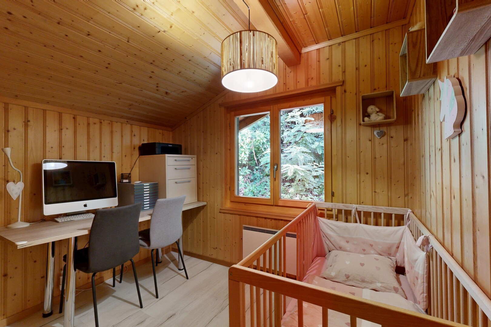 chambre avec éclairage suspendu, plafond voûté, vaulted ceiling, espace bureau, et dated wood wall