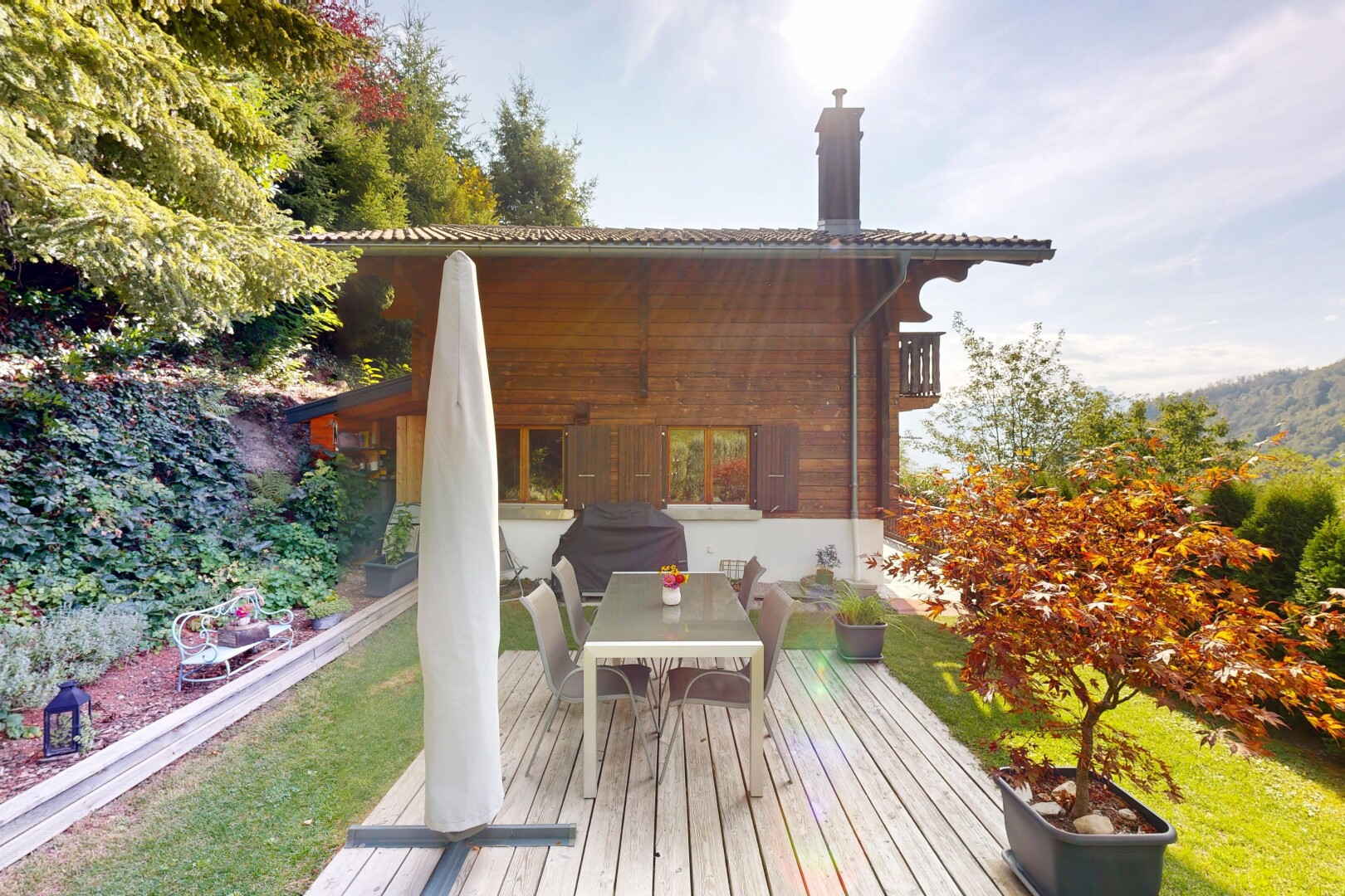 façade avec terrasse, coin repas extérieur, from property, bardage en bois, et day time