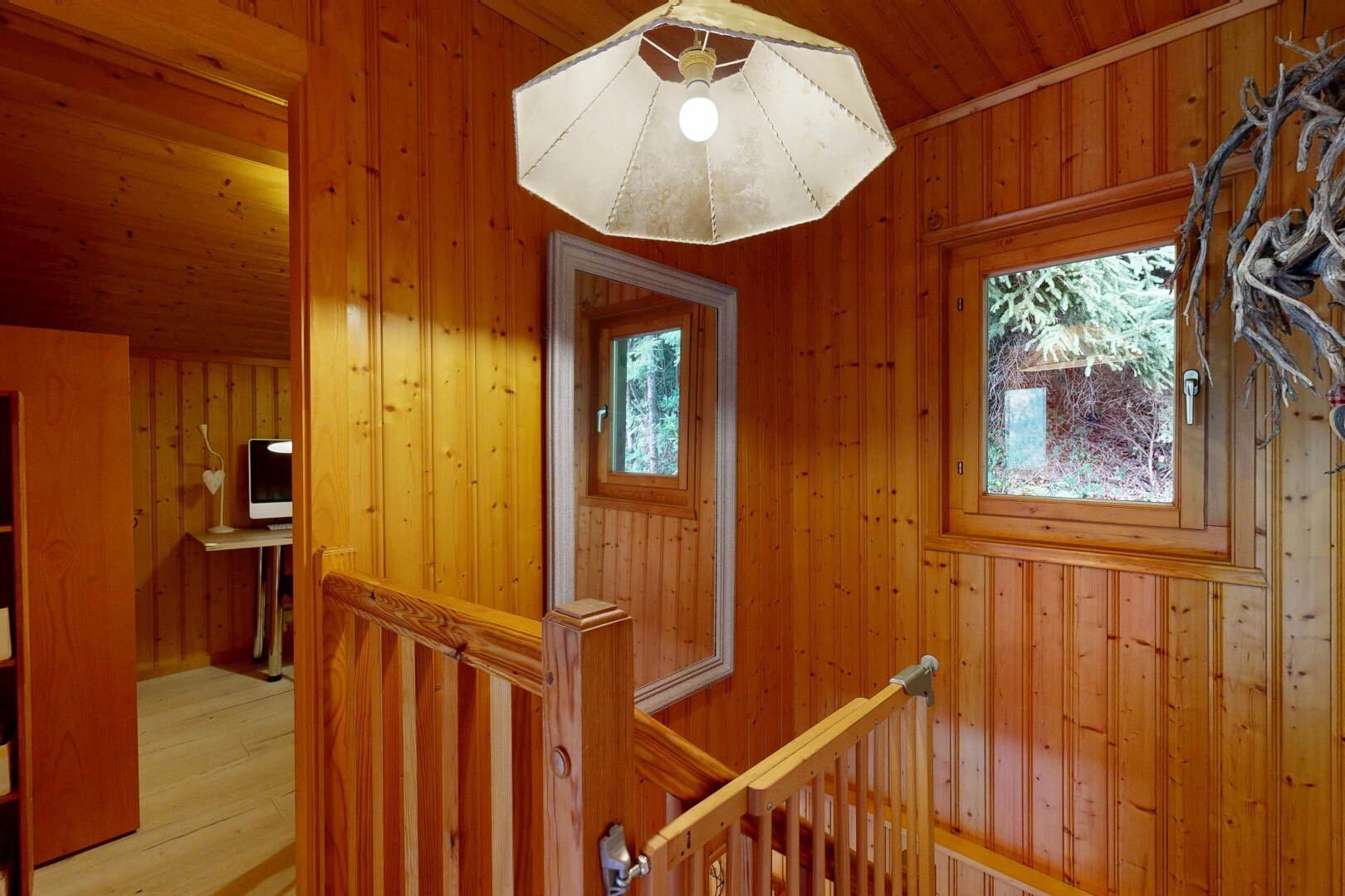 couloir avec wood wall, mur en bois, dated wood wall, palier à l'étage, et escaliers