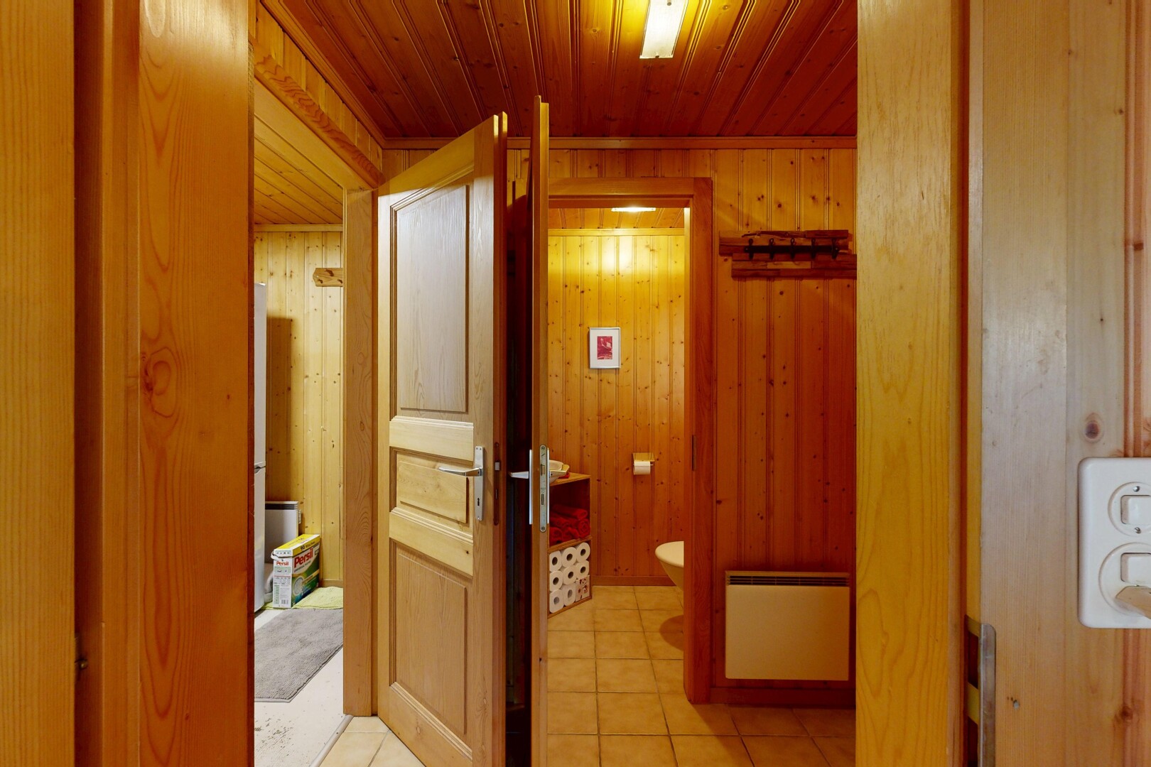 couloir avec mur en bois, wood wall, dated wood wall, sol en carrelage, et tile floor