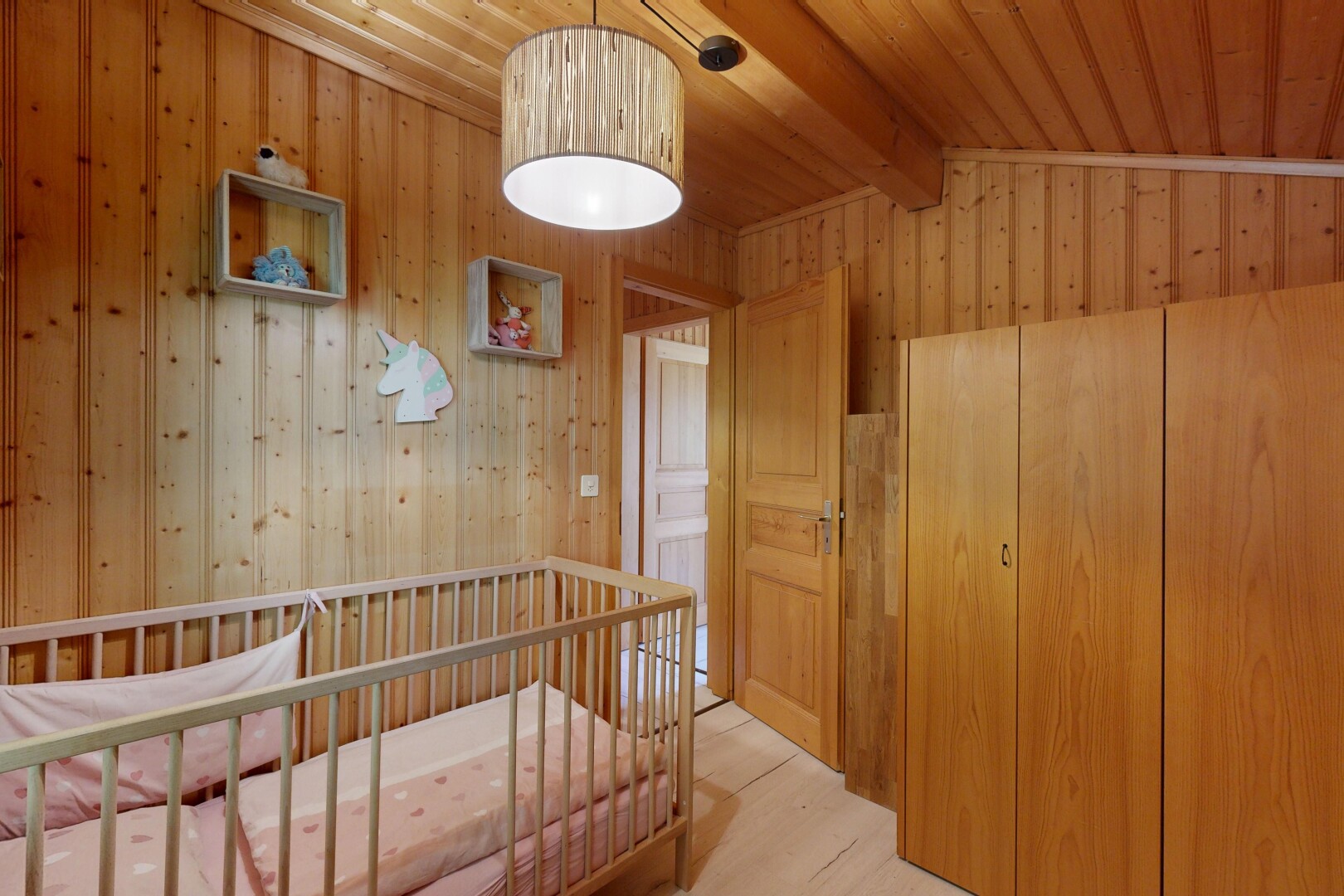 chambre avec éclairage suspendu, high end ceiling, nursery, wood wall, et mur en bois