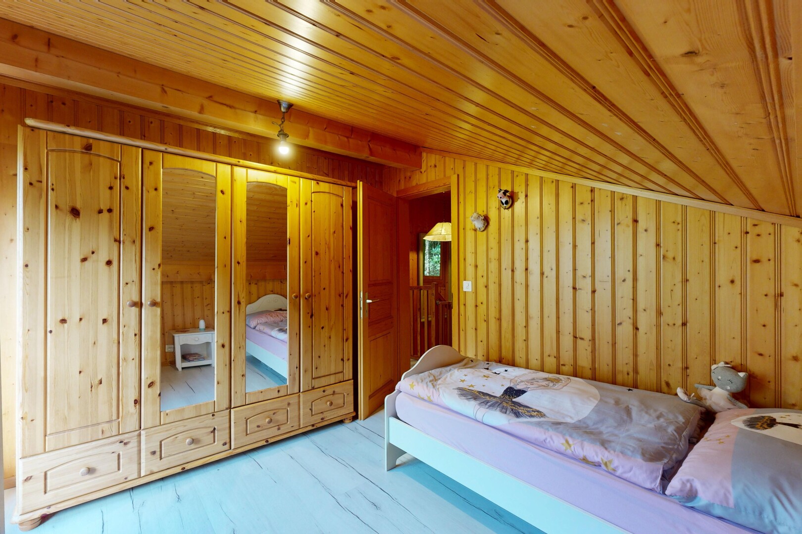 chambre avec wood wall, mur en bois, dated wood wall, wood ceiling, et plafond en bois