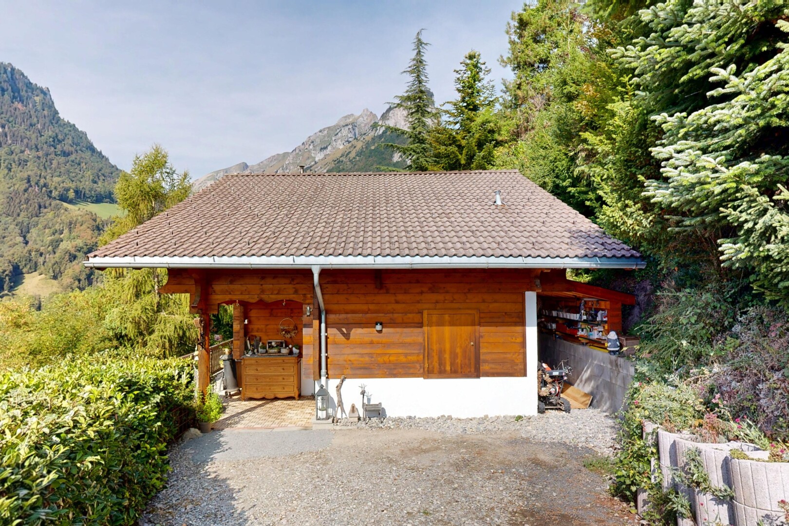 façade avec bardage horizontal, property visible, vue sur la montagne, mountain view, et day time