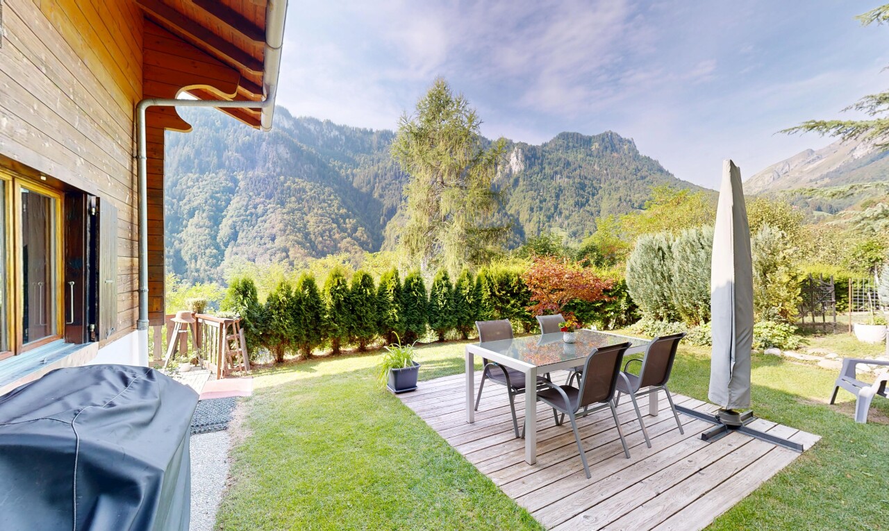 terrasse avec from property, mountain view, vue sur la montagne, pelouse, et view focus