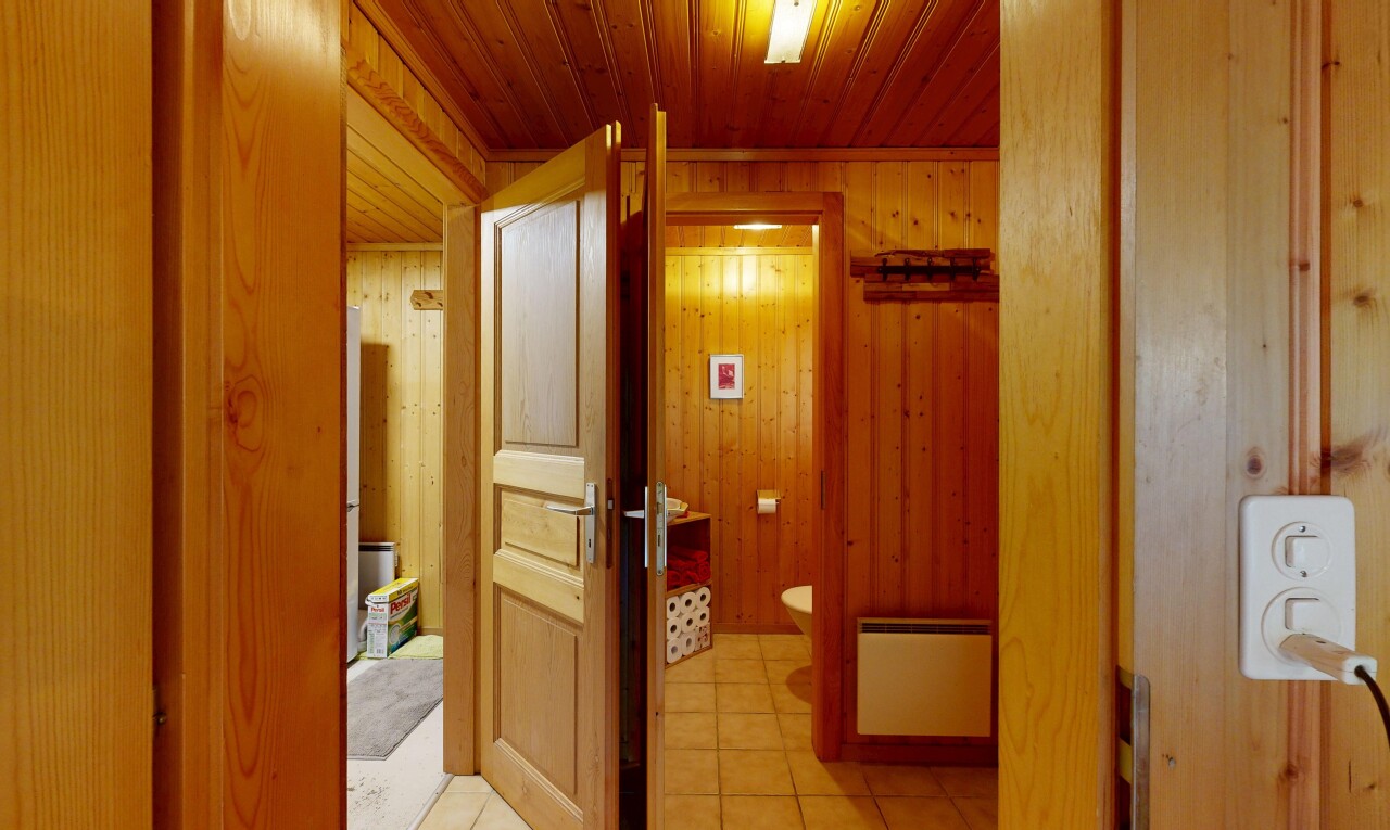 couloir avec mur en bois, wood wall, dated wood wall, sol en carrelage, et tile floor