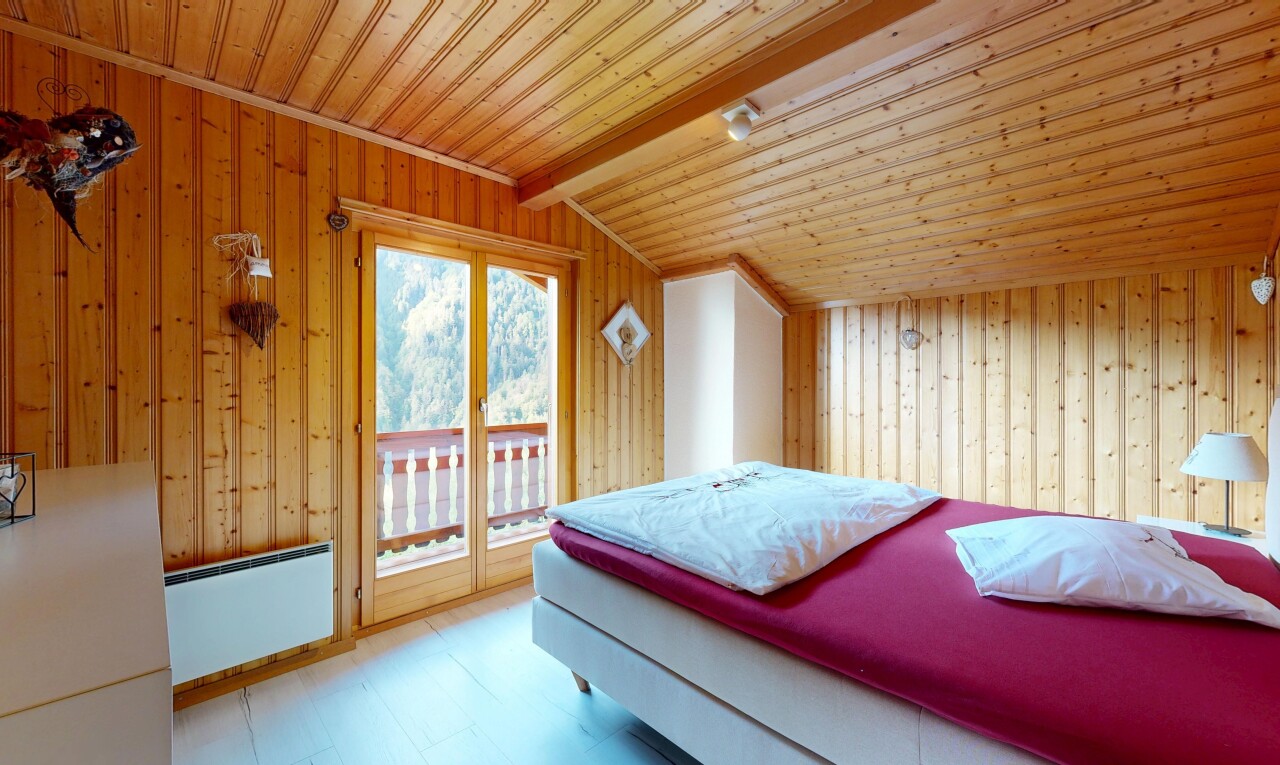 chambre avec dated wood wall, wood wall, mur en bois, accès à l'extérieur, et wood ceiling