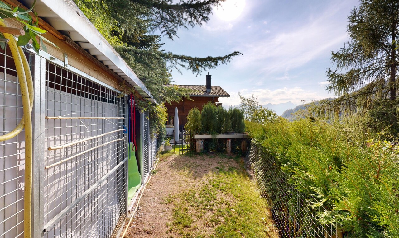 jardin avec clôture, from property, et day time
