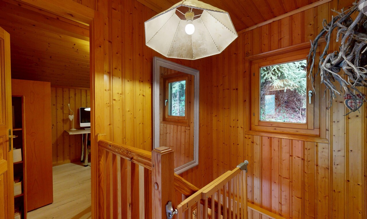 couloir avec wood wall, mur en bois, dated wood wall, palier à l'étage, et escaliers
