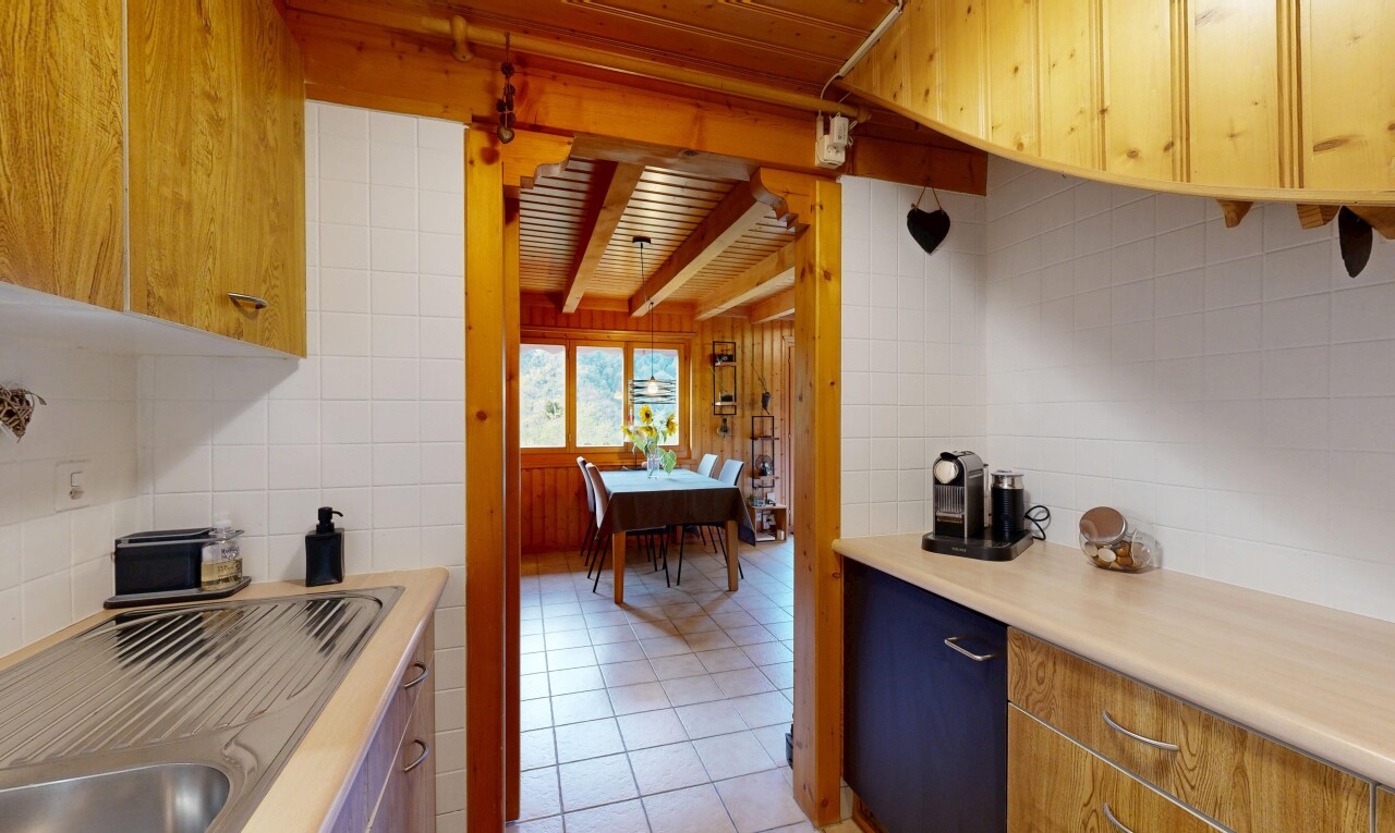 cuisine avec light countertops, plans de travail, backsplash, dosseret, et medium brown cabinets