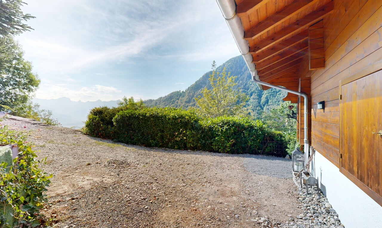 vue sur la montagne avec from property, view focus, day time, mountain view, et vue sur la montagne