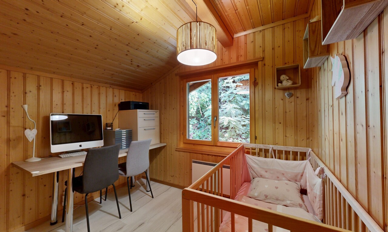 chambre avec éclairage suspendu, plafond voûté, vaulted ceiling, espace bureau, et dated wood wall