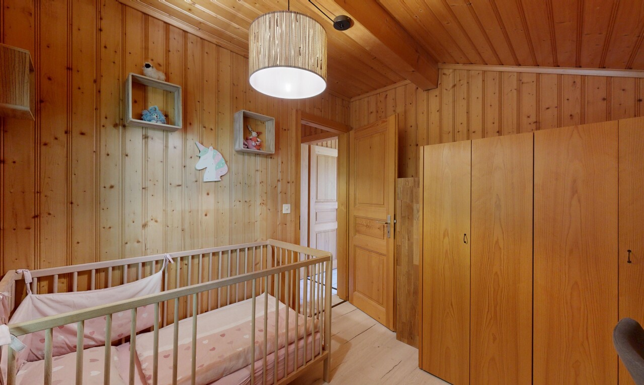chambre avec éclairage suspendu, high end ceiling, nursery, wood wall, et mur en bois