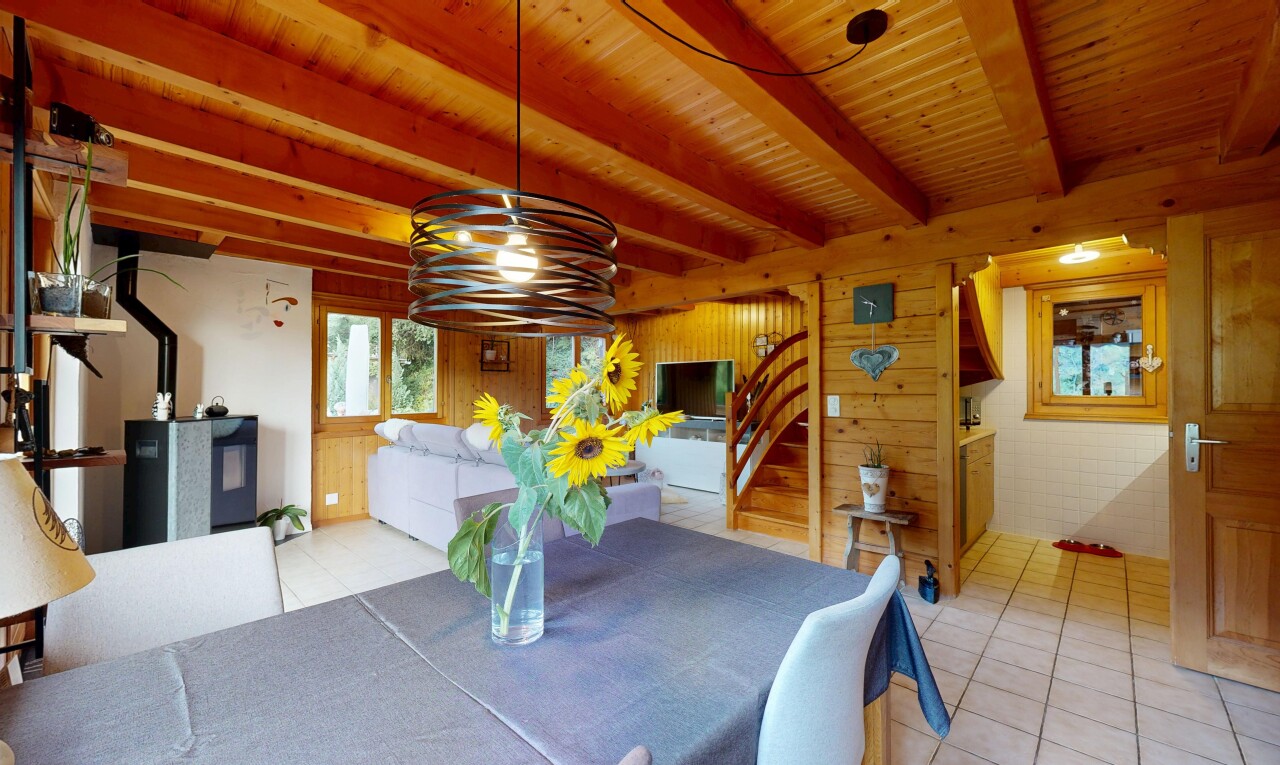 salle à manger avec escaliers, beamed ceiling, plafond à poutres, télévision, et tile floor