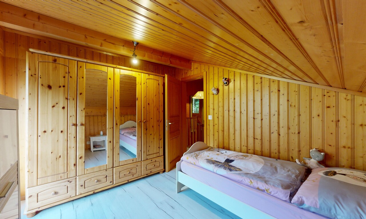 chambre avec wood wall, mur en bois, dated wood wall, wood ceiling, et plafond en bois