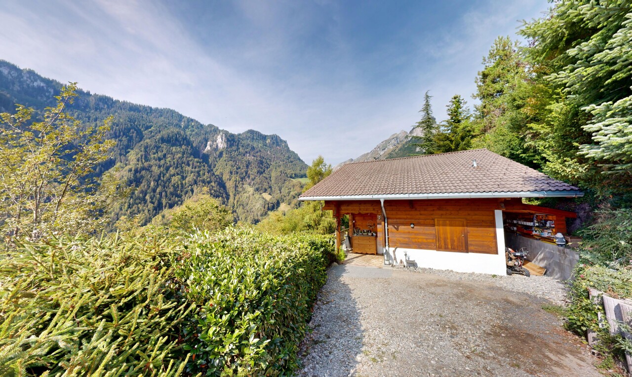 façade avec vue sur la montagne, mountain view, property visible, day time, et bardage horizontal