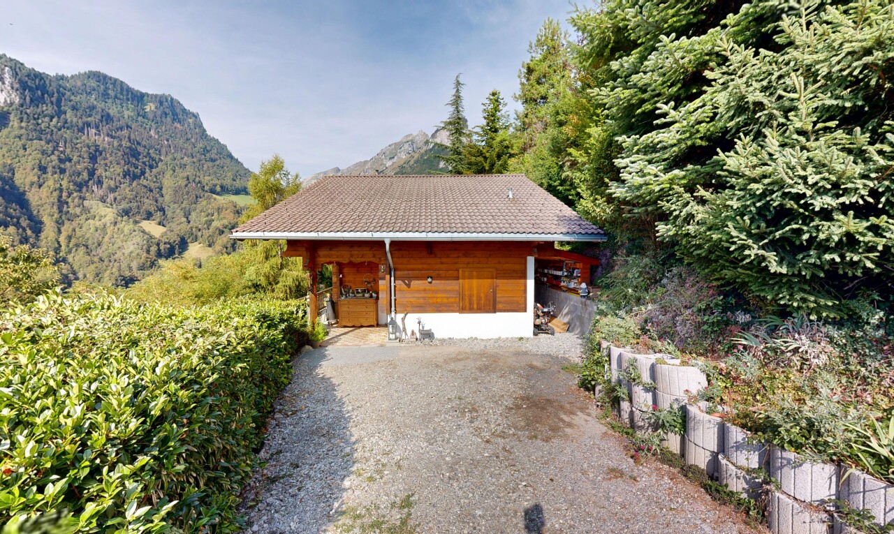 façade avec property visible, mountain view, vue sur la montagne, day time, et aire de stationnement