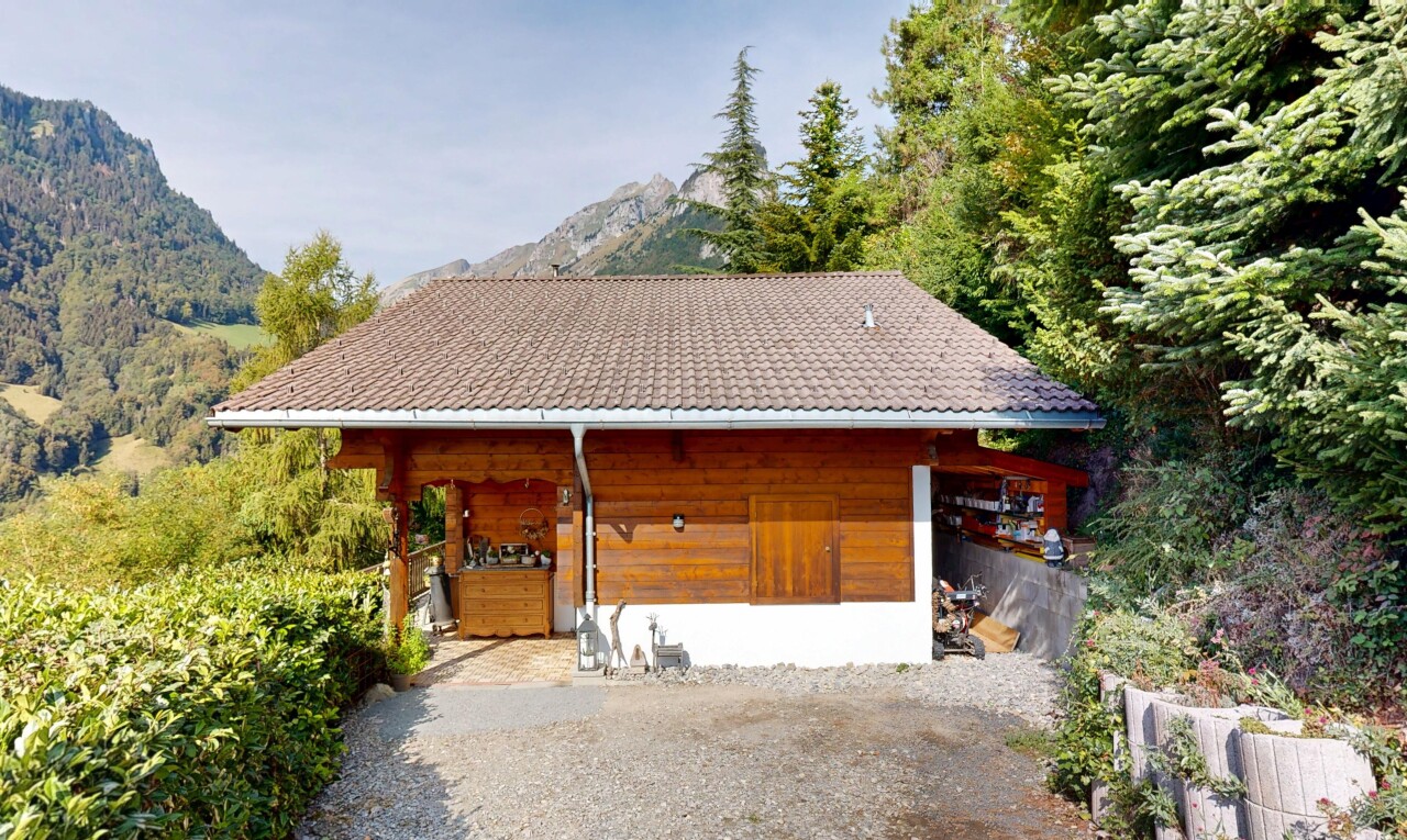 façade avec bardage horizontal, property visible, vue sur la montagne, mountain view, et day time