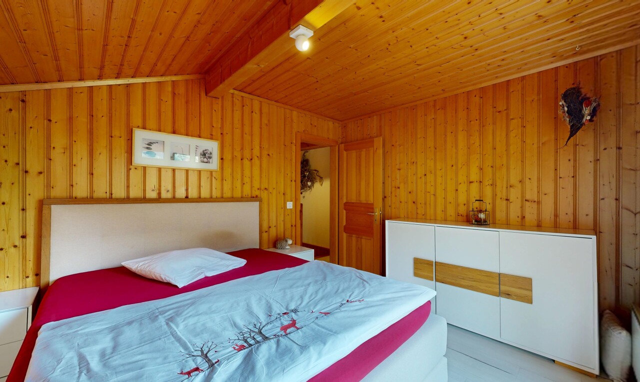 chambre avec mur en bois, wood wall, dated wood wall, high end ceiling, et plafond en bois