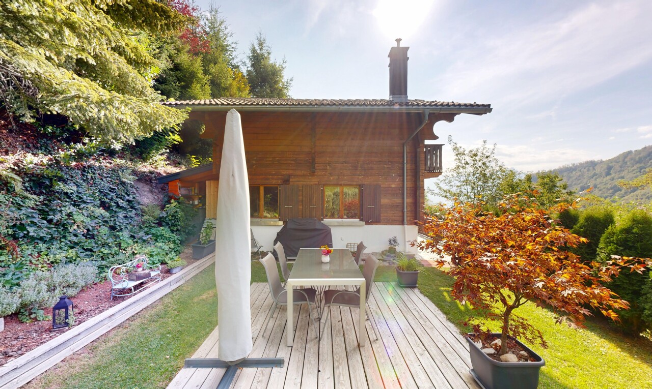 façade avec terrasse, coin repas extérieur, from property, bardage en bois, et day time