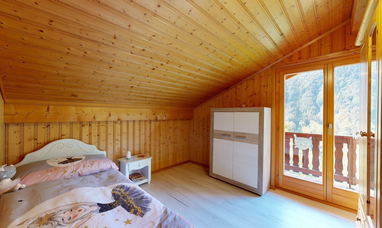 chambre avec vaulted ceiling, plafond voûté, wood wall, mur en bois, et dated wood wall