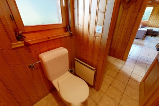 salle de bains avec dated wood wall, toilette, mur en bois, wood wall, et sol en carrelage